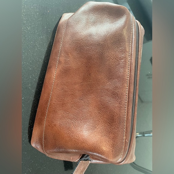 Leather like new fossil travel framed bag - Picture 5 of 5